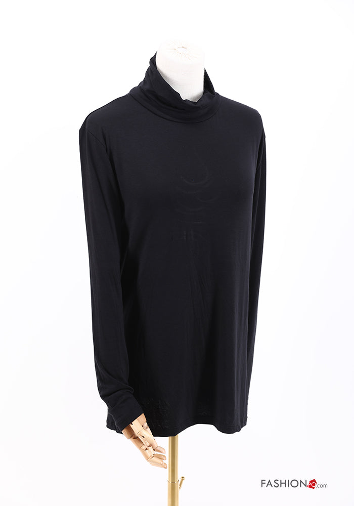 Μαύρη μπλούζα με λαιμόκοψη ζιβάγκο. Ελαστική και χαλαρή εφαρμογή. Είναι φορεμένο σε ξύλινο μανεκέν.