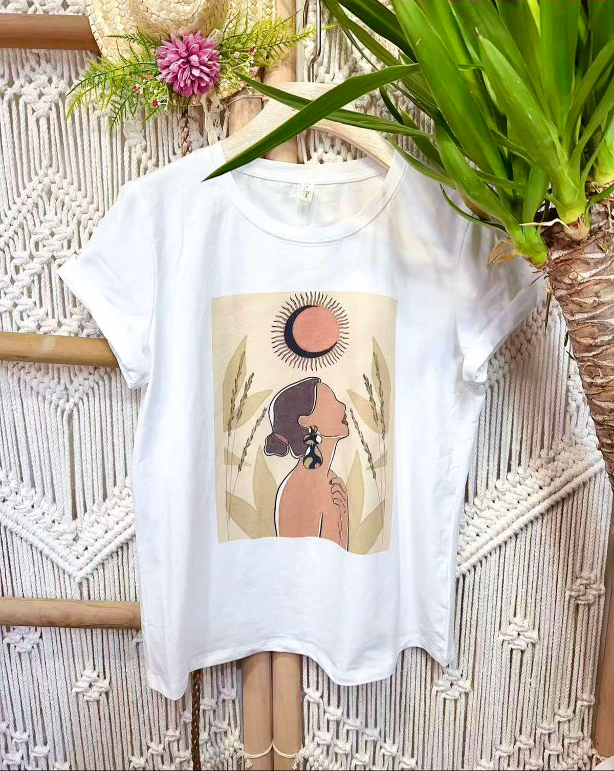 T-shirt με Τύπωμα Γυναίκας σε Γήινες Αποχρώσεις