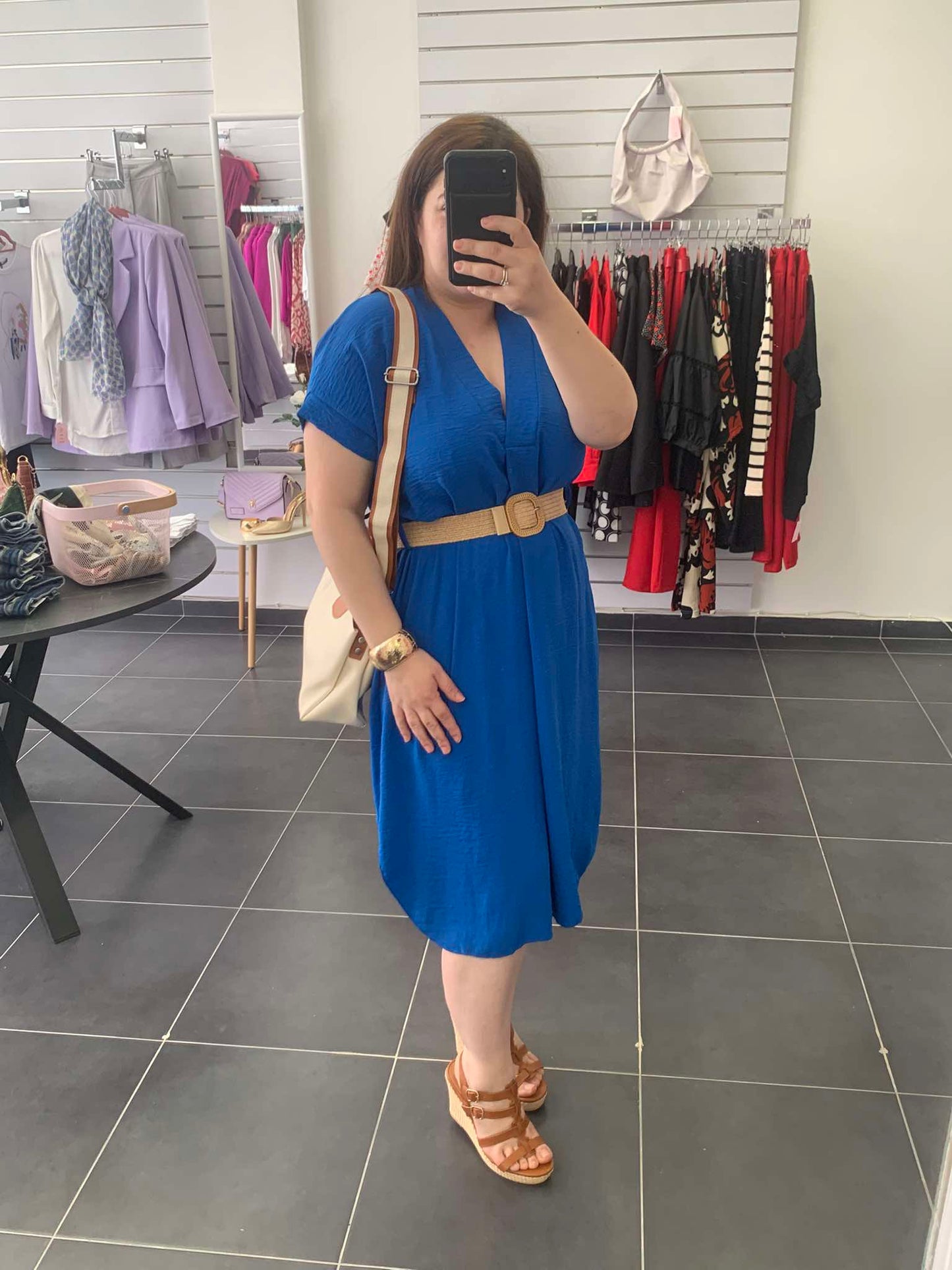 Μπλε Ρουά Φόρεμα με Ζώνη συνδυασμένο με ψηλές πλατφόρμες σε κάμελ χρώμα και τσαντάκι σε μπεζ και κάμελ αποχρώσεις.