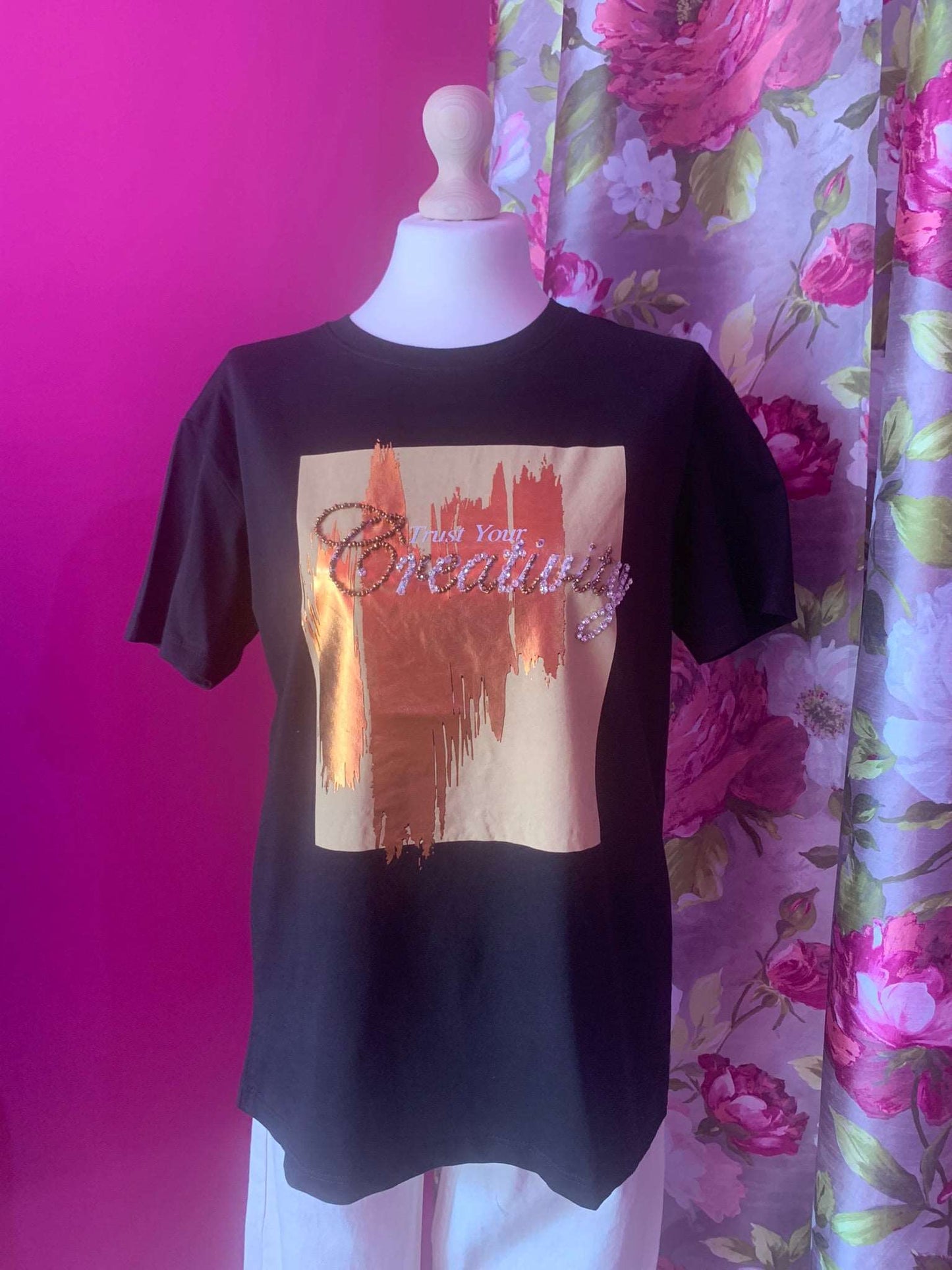 Μαύρο T-shirt 100% βαμβάκι με χρυσό τύπωμα και αστραφτερές πέτρες