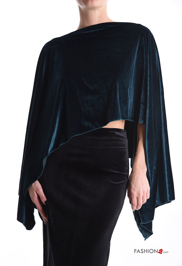 Κάπα βελούδινη σε βαθύ πράσινο,  φορεμένη ως μπλούζα. Έχει συνδυαστεί με φούστα pencil στο ίδιο ύφασμα.