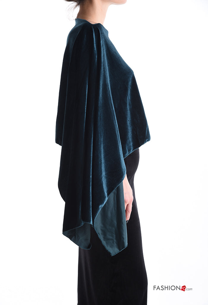 Κάπα βελούδινη σε βαθύ πράσινο,  φορεμένη ως μπλούζα. Έχει συνδυαστεί με φούστα pencil στο ίδιο ύφασμα.