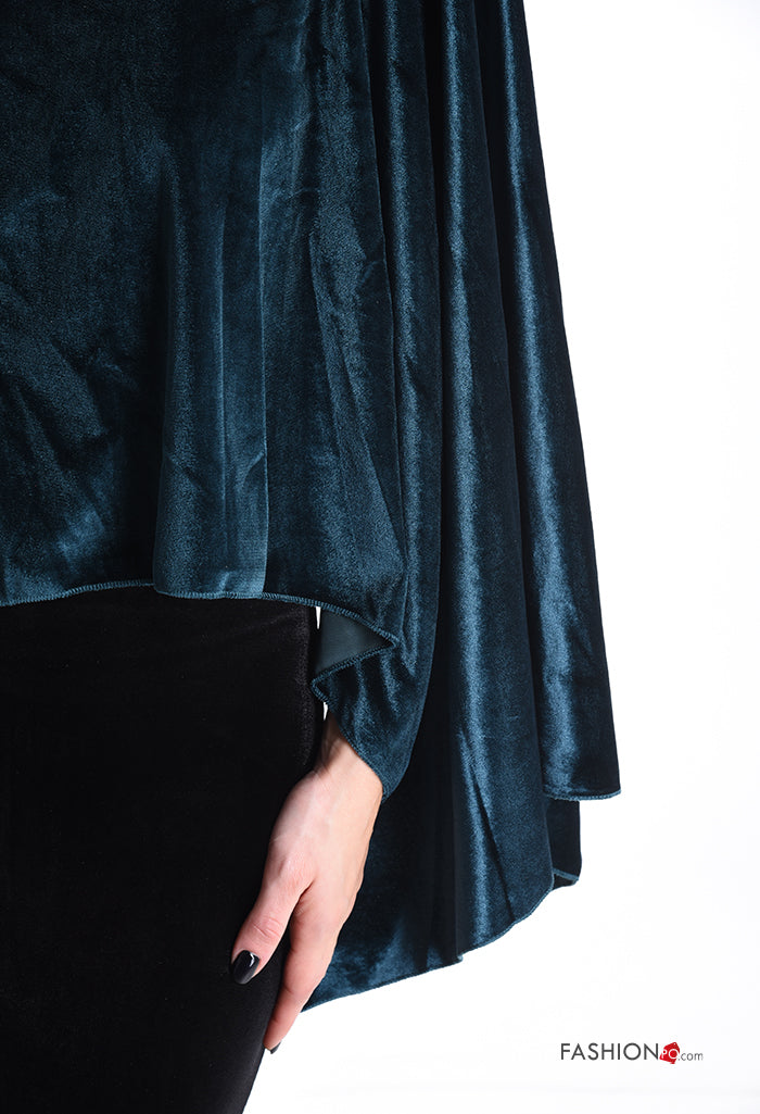 Κάπα βελούδινη σε βαθύ πράσινο,  φορεμένη ως μπλούζα. Έχει συνδυαστεί με φούστα pencil στο ίδιο ύφασμα.