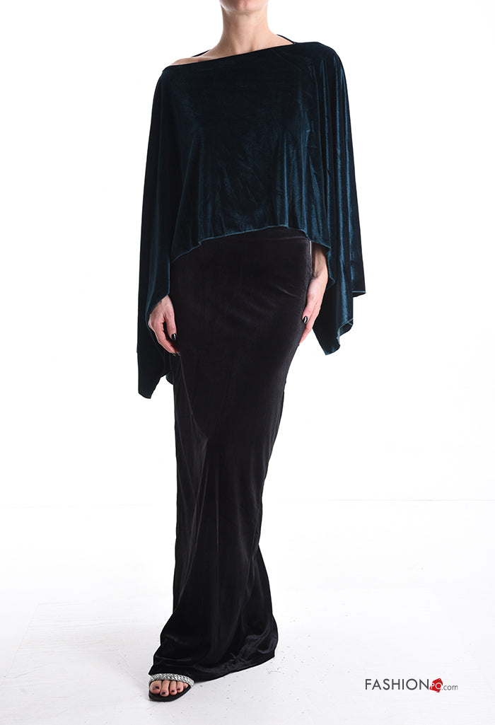 Κάπα βελούδινη σε βαθύ πράσινο,  φορεμένη ως μπλούζα. Έχει συνδυαστεί με φούστα pencil στο ίδιο ύφασμα που φτάνει μέχρι το πάτωμα και σαντάλια σε μαύρο χρώμα με ασημί λεπτομέρειες.