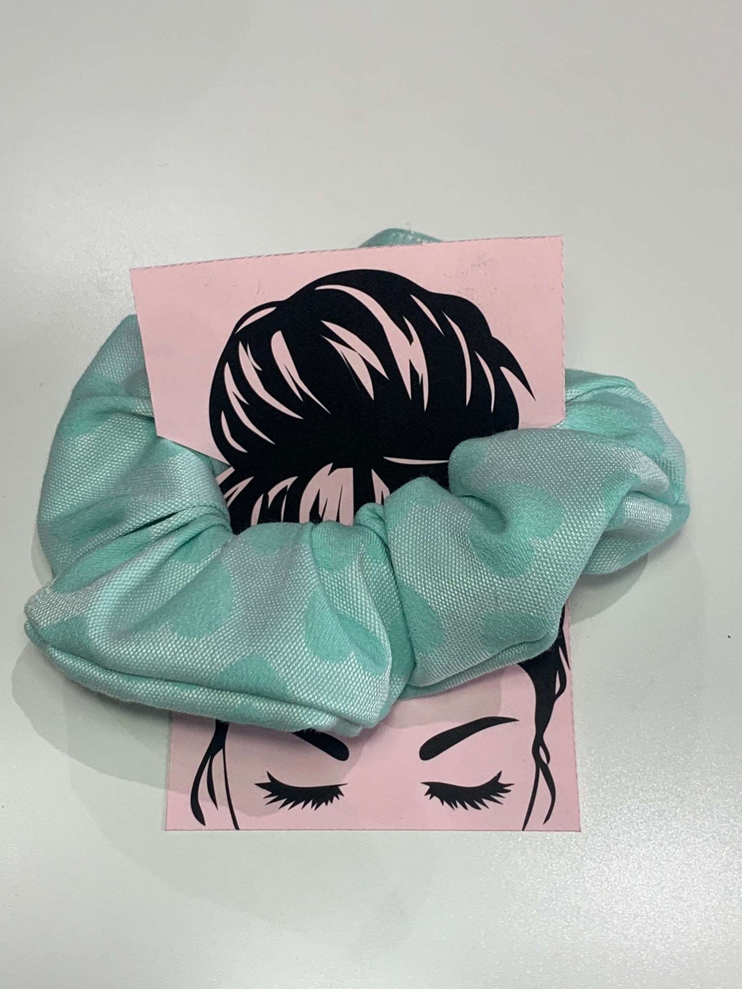 Χειροποίητο Scrunchie ζακάρ ανοιχτόχρωμο με σκούρες καρδιές SCR013