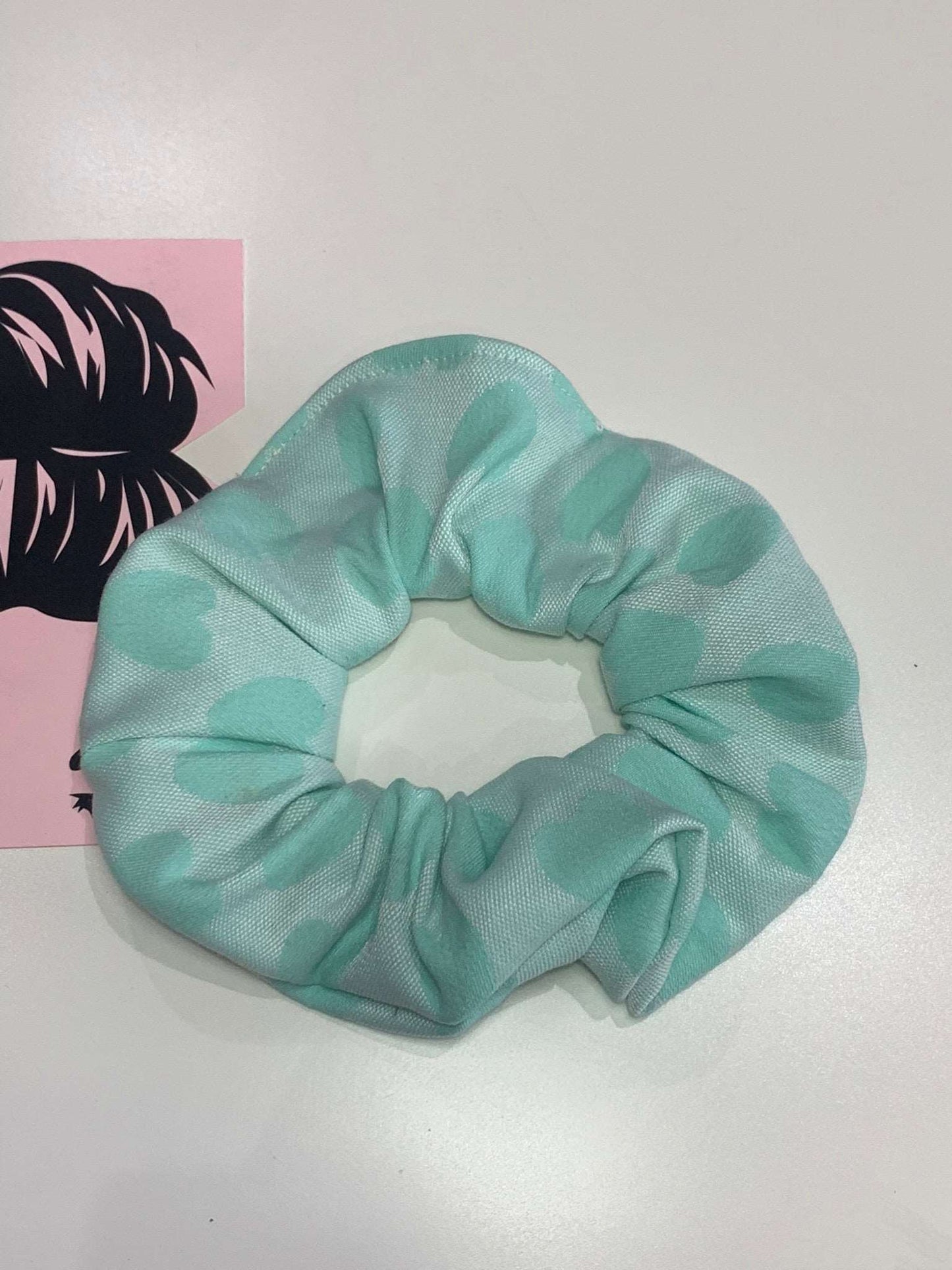 Χειροποίητο Scrunchie ζακάρ ανοιχτόχρωμο με σκούρες καρδιές SCR013