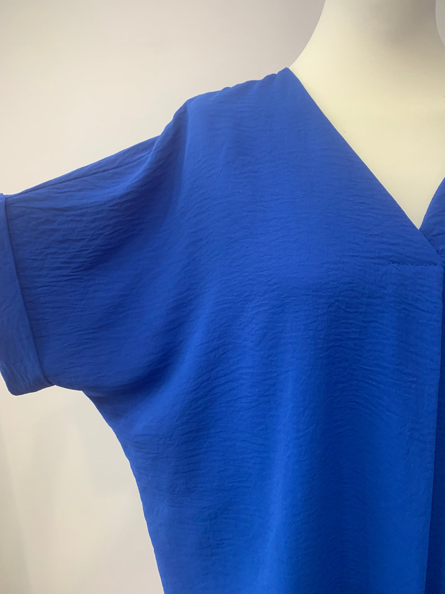 Plus size μπλούζα σε μπλε ρουά. Κοντό μανίκι, V και πιέτα για απόλυτη άνεση.