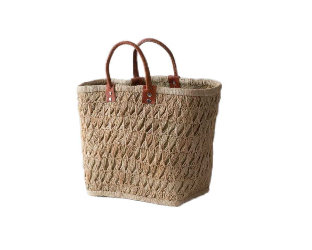 Χειροποίητη τσάντα της εταιρίας Gone Arty, από τη Μαδαγασκάρη. Έχει πλάγια πλέξη, είναι σε μπεζ χρώμα με καφέ λουράκια και μπορεί να χρησιμοποιηθεί τόσο στην πόλη, όσο και στην παραλία!