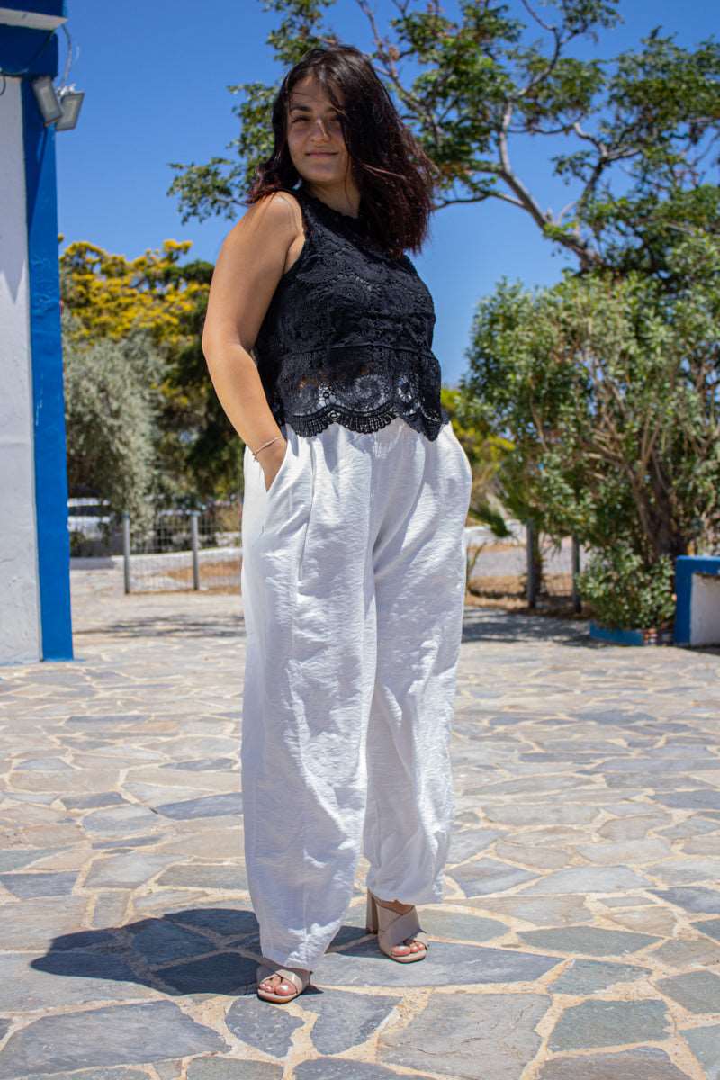 Λευκό plus size παντελόνι με ενδιαφέρον τελείωμα στον αστράγαλο. Έχει λάστιχο στη μέση και τσέπες.