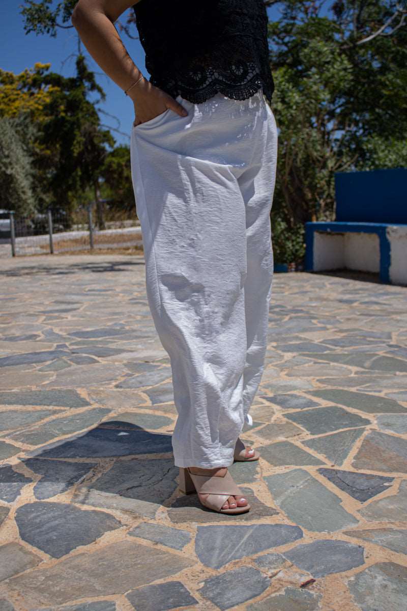 Λευκό plus size παντελόνι με ενδιαφέρον τελείωμα στον αστράγαλο. Έχει λάστιχο στη μέση και τσέπες.