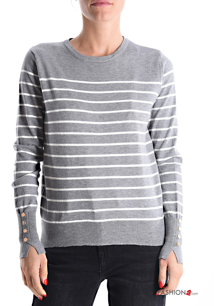Γκρι πλεκτό πουλόβερ με λευκές ρίγες και διακοσμητικά κουμπάκια στις μανσέτες. Ιδανικό για casual και κομψές εμφανίσεις