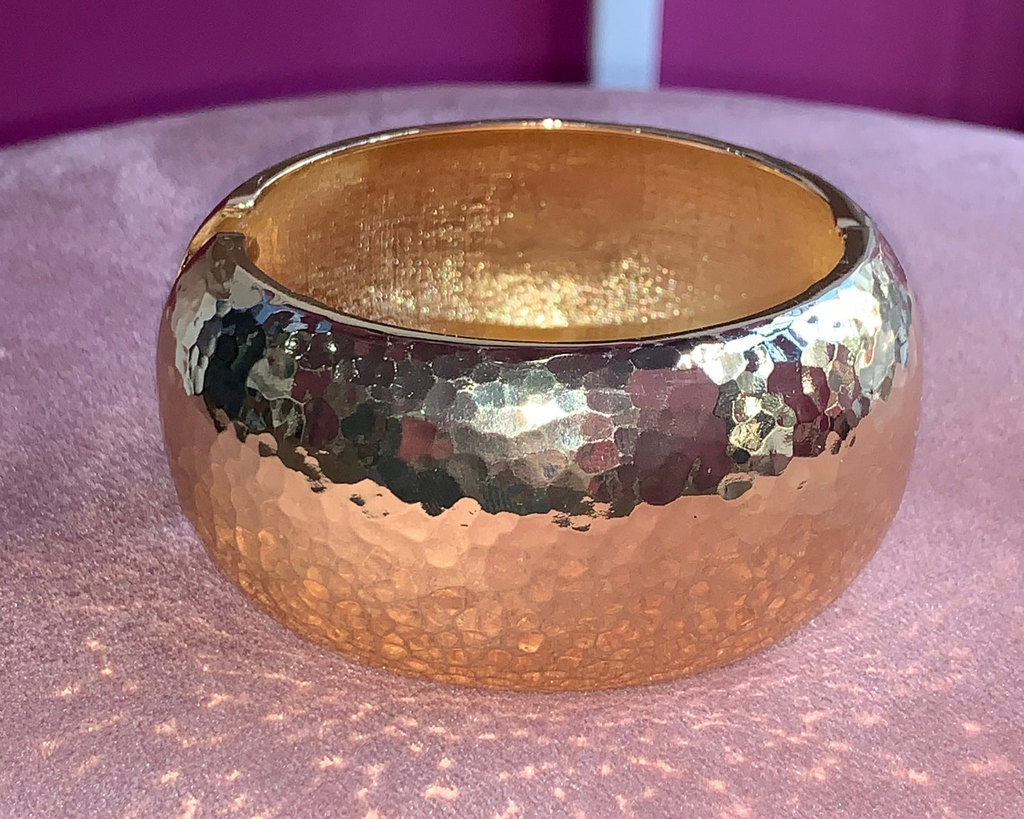 Ατσάλινο χοντρό σφυρίλατο βραχιόλι σε χρυσό χρώμα.