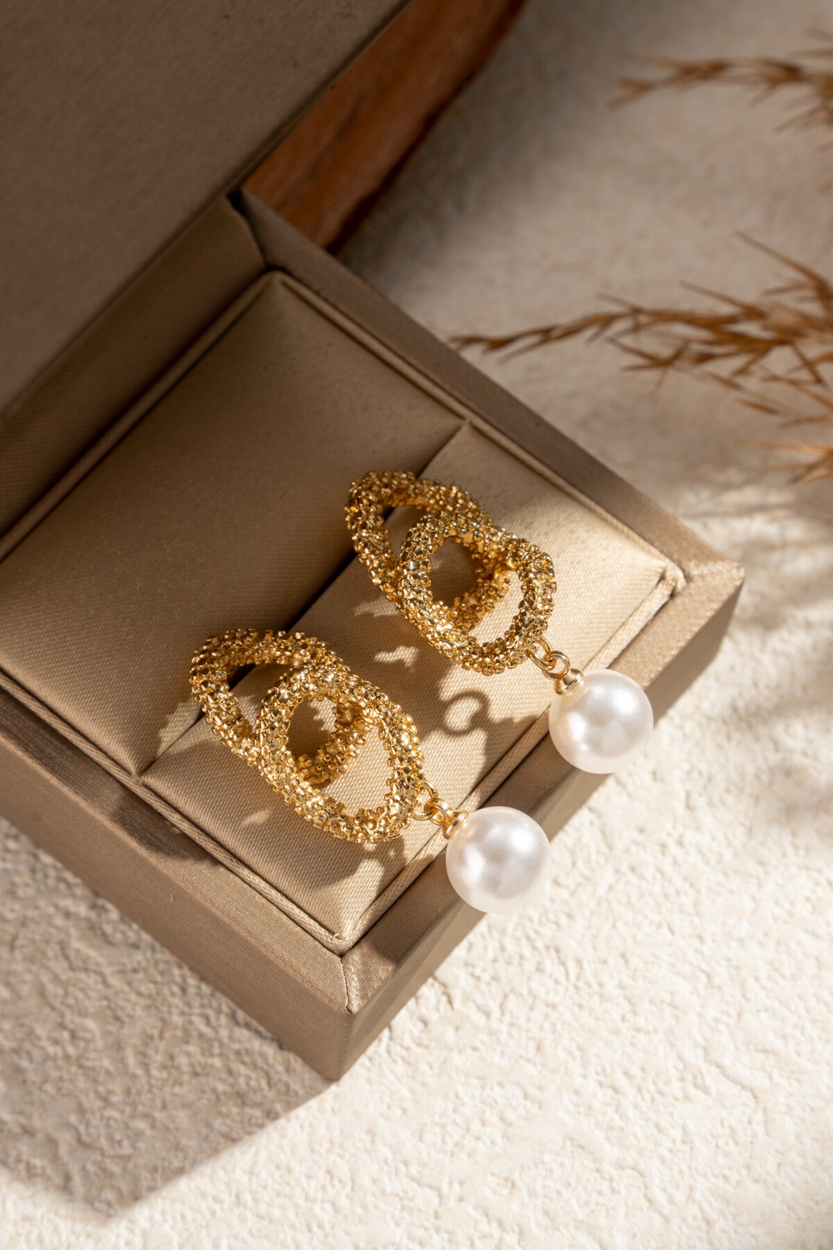 Ανάγλυφα Κρεμαστά Σκουλαρίκια με Πέρλες