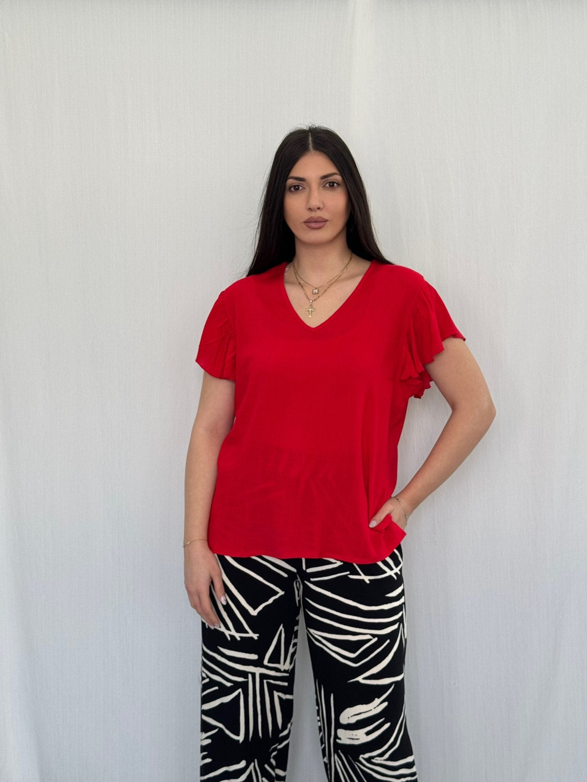 Αέρινη κόκκινη μπλούζα με V λαιμόκοψη και 100% viscose ύφασμα. Ιδανική για plus size σώματα – ελληνικής κατασκευής, μέγεθος έως 128 εκ. στήθους.