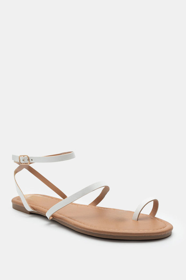 Λευκά γυναικεία flat σανδάλια με λεπτά λουράκια από δερματίνη και minimal γραμμή για καθημερινή χρήση.