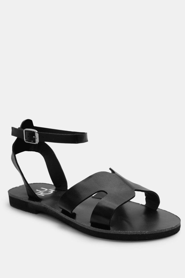 Μαύρα γυναικεία flat σανδάλια με λεπτά λουράκια και αγκράφα στον αστράγαλο, ιδανικά για καθημερινή χρήση