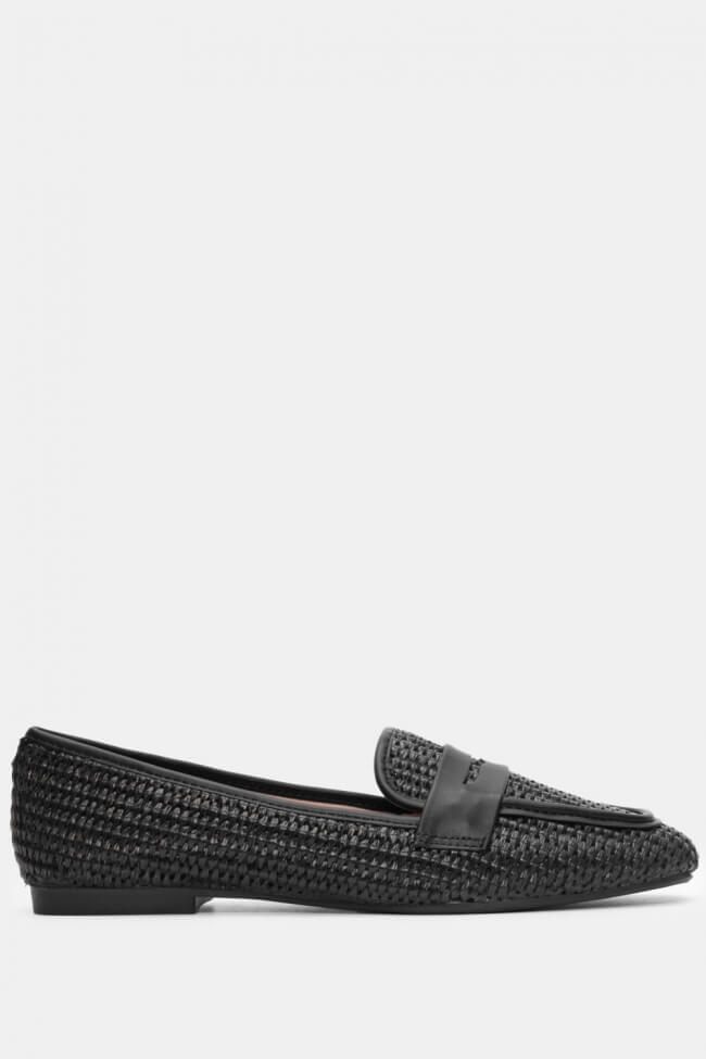 Κομψά μαύρα loafers από δερματίνη με ανάγλυφη πλεκτή υφή, ιδανικά για office και smart-casual εμφανίσεις.