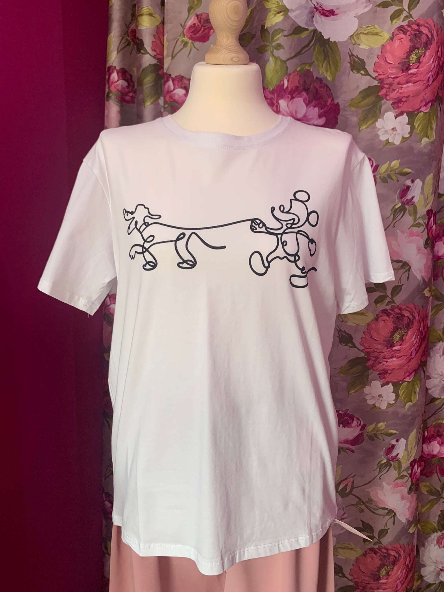 Λευκό T-shirt με μαύρο τύπωμα disney