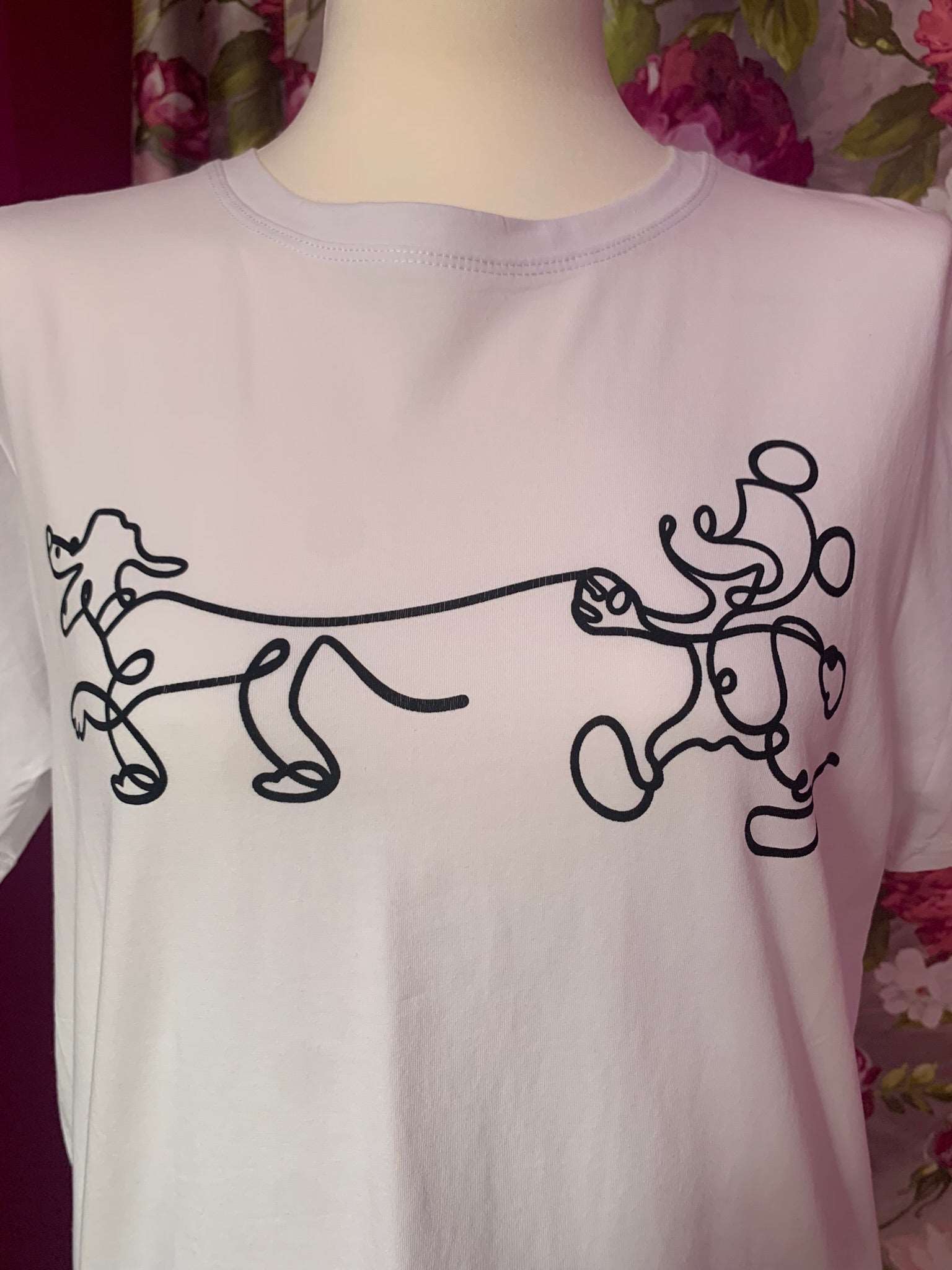 Λευκό T-shirt με μαύρο τύπωμα disney