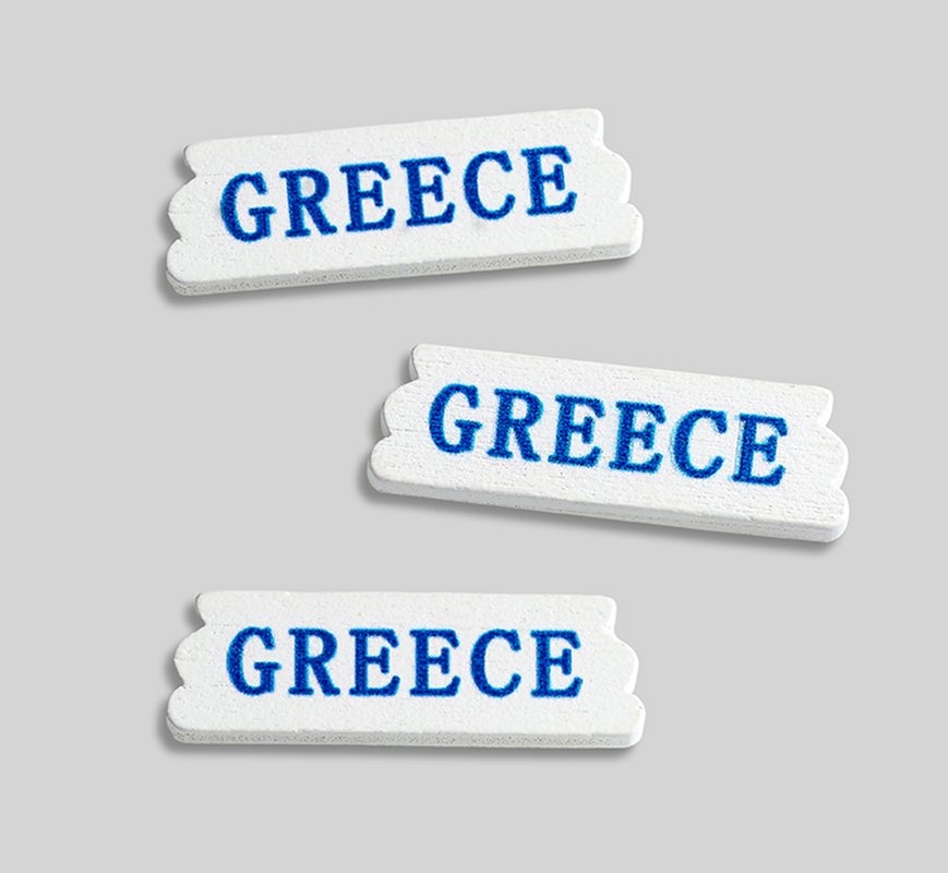 ΞΥΛΙΝΟ LOGO "GREECE" ΜΕ ΚΥΜΑΤΟΕΙΔΗΣ ΑΚΡΕΣ 3.5X1.2CM