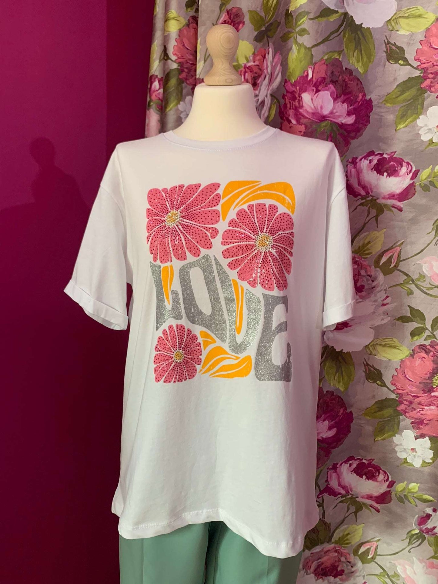 Λευκό T-shirt με Τύπωμα "LOVE" και Στρας σε ροζ αποχρώσεις