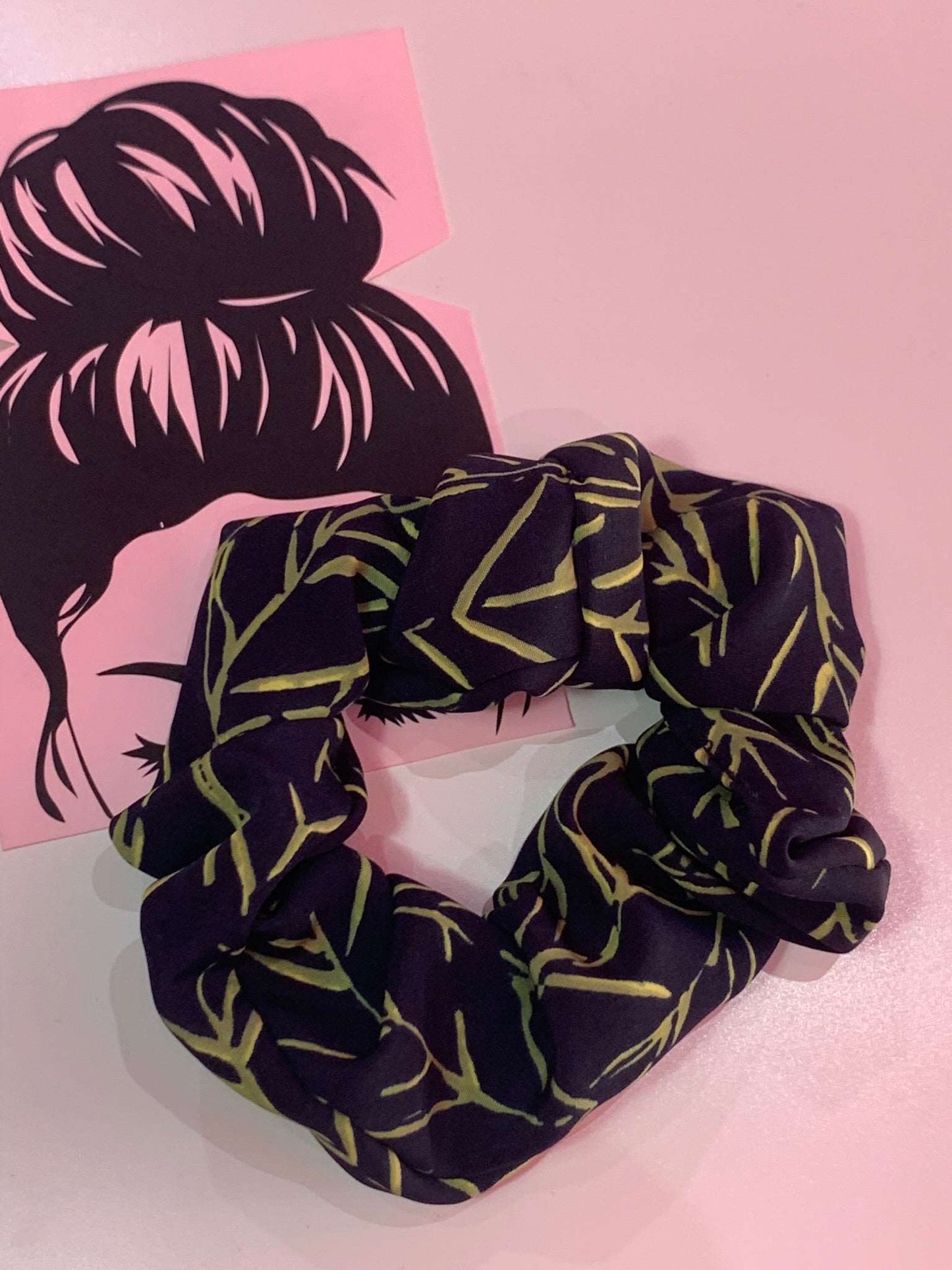 Χειροποίητο Scrunchie μπλε σκούρο με πράσινες λεπτομέρειες SCR012