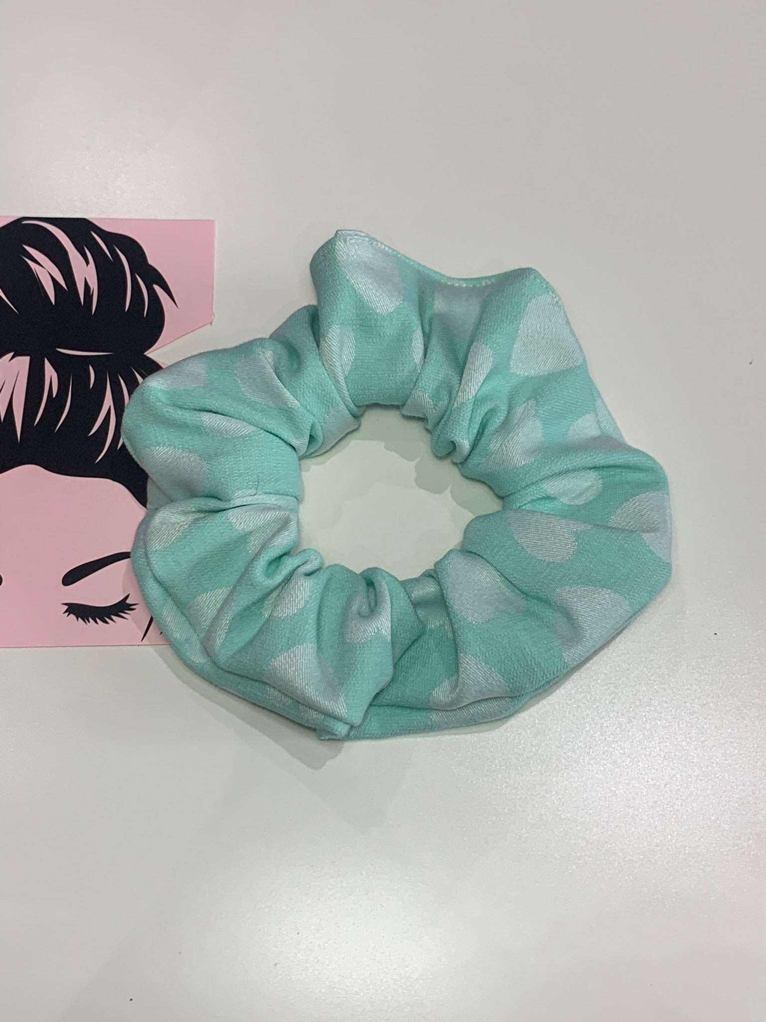 Χειροποίητο Scrunchie Βεραμάν με ανοιχτόχρωμες καρδιές SCR014