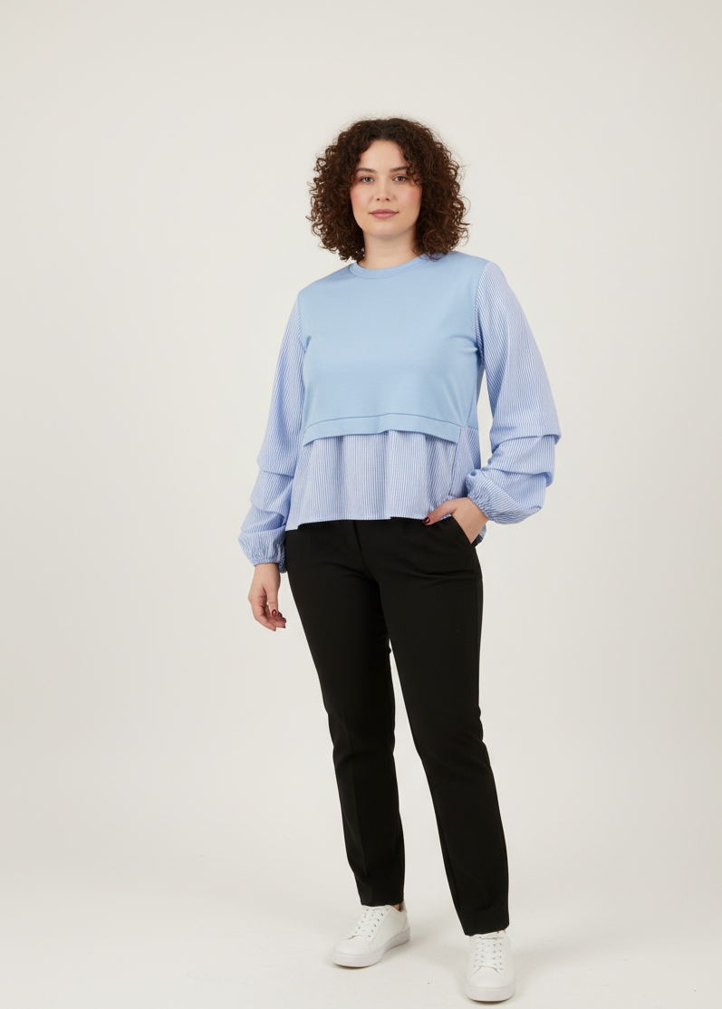 Μπλούζα φούτερ με ύφασμα ποπλίνα ριγέ σαν πουκάμισο. Μακρυμάνικη μπλούζα με ραφή στα μανίκια. Συνδυασμένο με μαύρο παντελόνι και λευκά sneakers.