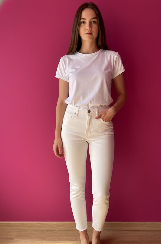 Άσπρο τζιν παντελόνι σε στενή γραμμή. Το μοντέλο το έχει συνδυάσει με λευκό t-shirt.