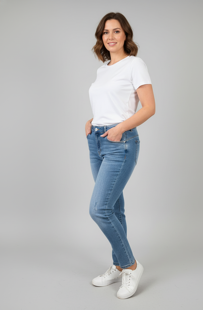 Παντελόνι τζιν με ελαφριά σκισίματα. Στενή γραμμή. Το μοντέλο το έχει συνδυάσει με άσπρο t-shirt