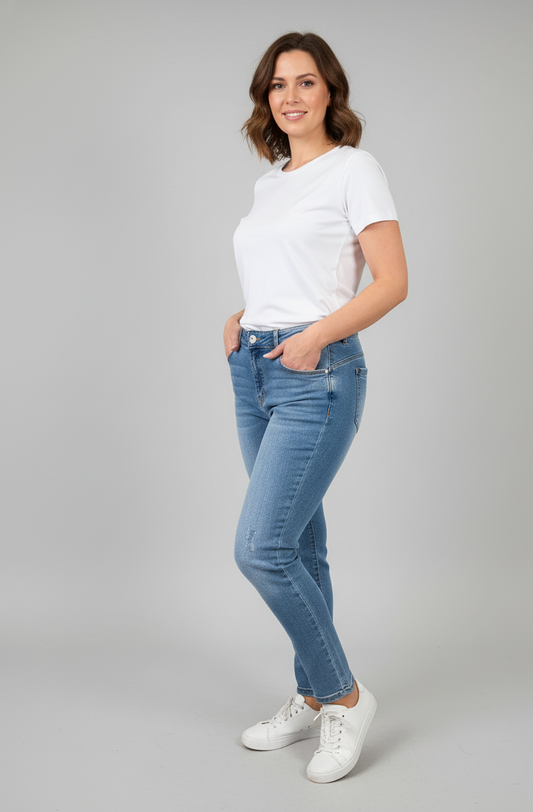 Παντελόνι τζιν με ελαφριά σκισίματα. Στενή γραμμή. Το μοντέλο το έχει συνδυάσει με άσπρο t-shirt