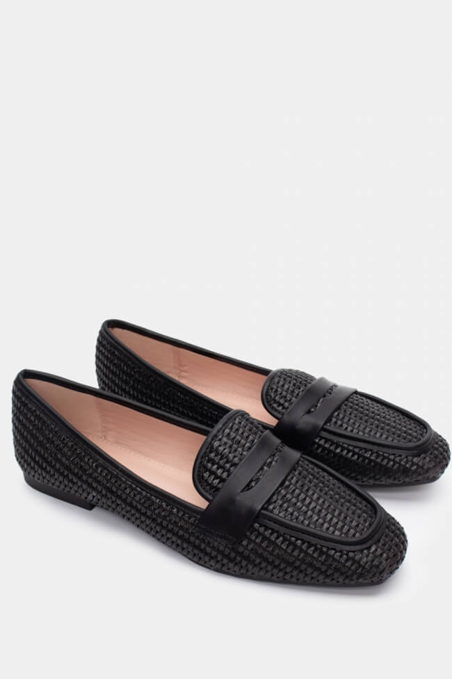 Κομψά μαύρα loafers από δερματίνη με ανάγλυφη πλεκτή υφή, ιδανικά για office και smart-casual εμφανίσεις.