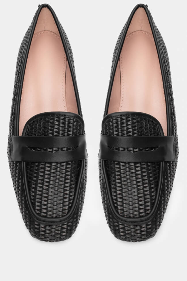 Κομψά μαύρα loafers από δερματίνη με ανάγλυφη πλεκτή υφή, ιδανικά για office και smart-casual εμφανίσεις.