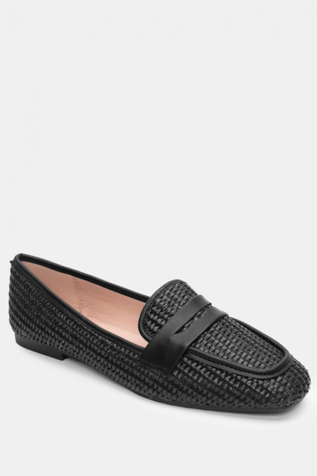 Κομψά μαύρα loafers από δερματίνη με ανάγλυφη πλεκτή υφή, ιδανικά για office και smart-casual εμφανίσεις.