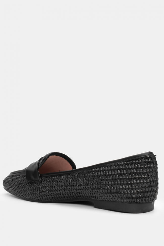 Κομψά μαύρα loafers από δερματίνη με ανάγλυφη πλεκτή υφή, ιδανικά για office και smart-casual εμφανίσεις.