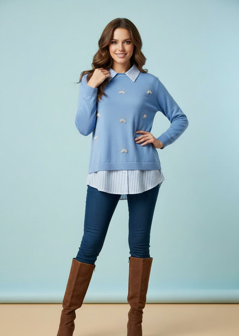Πουλόβερ γαλάζιο με λεπτομέρειες πουκαμίσου, πέρλες και μικρά στρασάκια. Είναι συνδυασμένο με μπλε τζιν παντελόνι και ψηλές καφέ μπότες