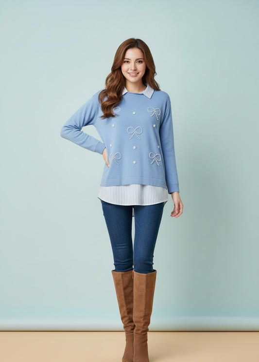 Γαλάζιο πουλόβερ με ενσωματωμένο γιακά και τελείωμα πουκαμίσου, με φιογκάκια από πέρλες