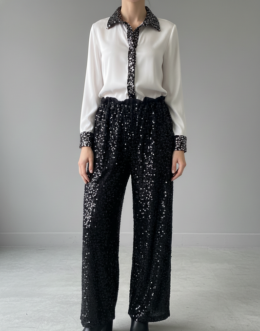 Πουκάμισο σατέν άσπρο με μανσέτες, φάσα και γιακά βελούδινο σε μαύρο χρώμα με παγιέτες. 