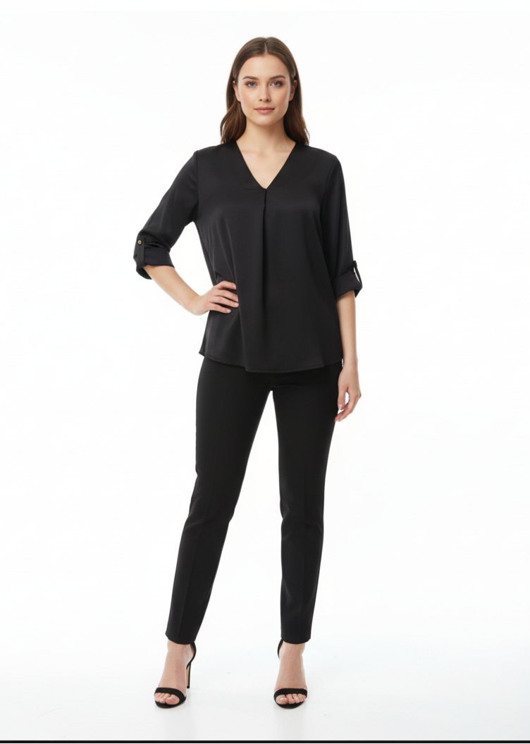 Μπλούζα μαύρη σατέν με μία πιέτα μπροστά στο στήθος. Τα μανίκια είναι 3/4 πιασμένα με κουμπάκι. Το μοντέλο την έχει συνδυάσει με μαύρο παντελόνι cigarette και μαύρα πέδιλα